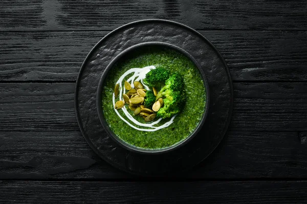 ブロッコリースープとブラックボウルにカボチャの種の緑のクリーム 最上階だ テキストの空き容量 素朴な様式 — ストック写真
