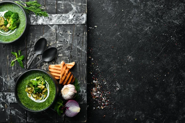 Grüne Creme Aus Brokkoli Suppe Und Kürbiskernen Schwarzer Schüssel Ansicht — Stockfoto