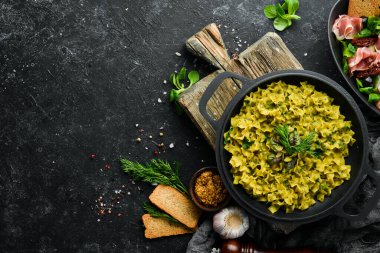 Pesto soslu makarna, kızartma tavasında ani pişirme. Üst Manzara. Metnin için boş yer. Kırsal biçim.