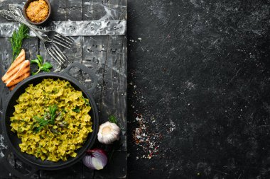 Pesto soslu makarna, kızartma tavasında ani pişirme. Üst Manzara. Metnin için boş yer. Kırsal biçim.