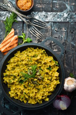 Pesto soslu makarna, kızartma tavasında ani pişirme. Üst Manzara. Metnin için boş yer. Kırsal biçim.