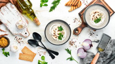 Siyah kasede mantar kremalı çorba. Vejetaryen menüsü. Üst Manzara. Metnin için boş yer. Kırsal biçim.