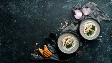 Siyah kasede mantar kremalı çorba. Vejetaryen menüsü. Üst Manzara. Metnin için boş yer. Kırsal biçim.