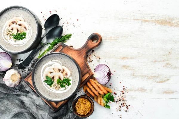 蘑菇奶油汤在一个黑色碗里 素食菜单顶部视图 为你的文字腾出空间 乡村风格 — 图库照片