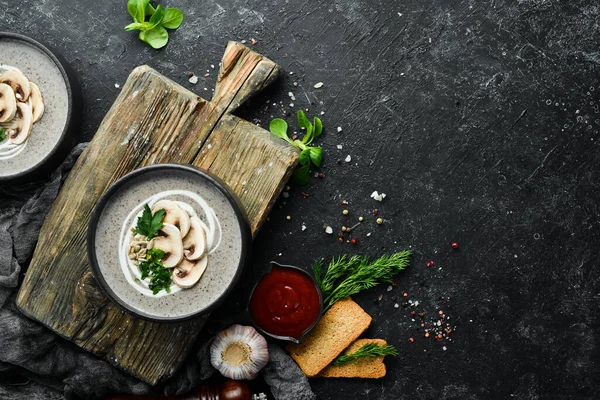 蘑菇奶油汤在一个黑色碗里 素食菜单顶部视图 为你的文字腾出空间 乡村风格 — 图库照片