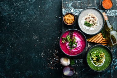 Üç renkli vejetaryen çorbası. Mantar, pancar kökü ve brokoli çorbası. Üst görünüm.