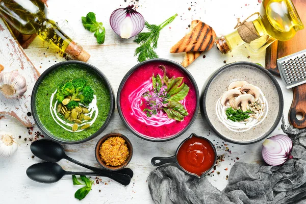 Drei Farbige Vegetarische Suppen Pilz Rote Bete Und Brokkoli Suppe — Stockfoto