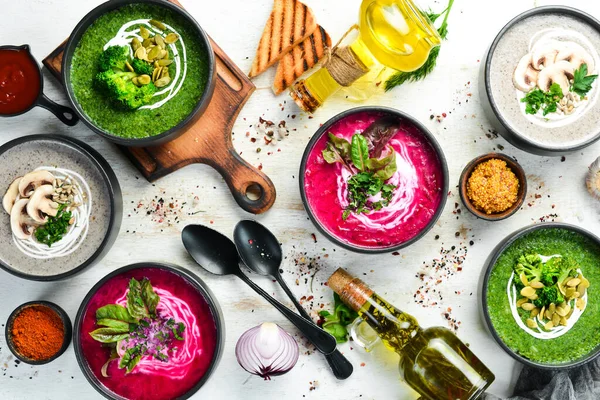 Set Van Gekleurde Soepen Witte Houten Ondergrond Bietensoep Broccoli Roomsoep — Stockfoto