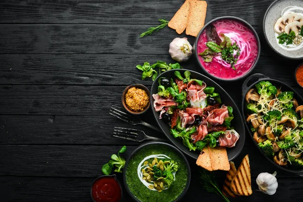 Achtergrond Voedsel Gerechten Salades Snacks Soepen Zwarte Achtergrond Bovenaanzicht — Stockfoto