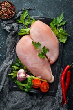Çiğ tavuk göğsü, maydanozlu ve masada baharatlı. Üst Manzara. Metnin için boş yer. Kırsal biçim.