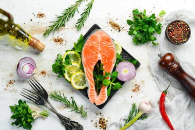 Masada maydanozlu çiğ balık bifteği ve limon. Somon balığı manzaralı. Metnin için boş yer. Kırsal biçim.