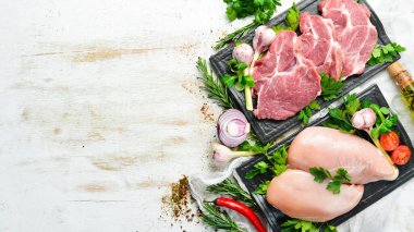 Dana eti ve baharatlı tavuk göğsü. Üst Manzara. Beyaz ahşap bir arka planda. Metnin için boş yer.