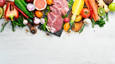 Protein menüsü: dana eti, sebze ve meyve. Gıda arkaplanı.