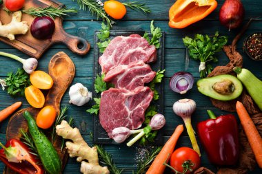 Protein menüsü: dana eti, sebze ve meyve. Gıda arkaplanı.