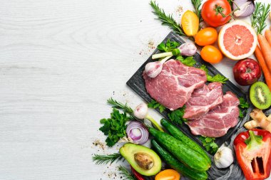 Protein menüsü: dana eti, sebze ve meyve. Gıda arkaplanı.
