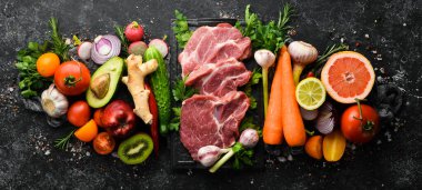 Protein menüsü: dana eti, sebze ve meyve. Gıda arkaplanı.