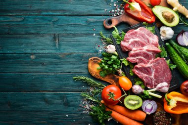 Protein menüsü: dana eti, sebze ve meyve. Gıda arkaplanı.