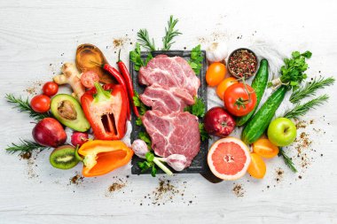 Protein menüsü: dana eti, sebze ve meyve. Gıda arkaplanı.