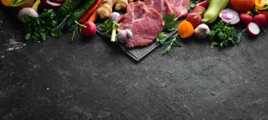 Protein menüsü: dana eti, sebze ve meyve. Gıda arkaplanı.