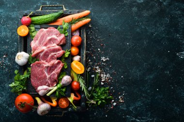 Protein menüsü: dana eti, sebze ve meyve. Gıda arkaplanı.