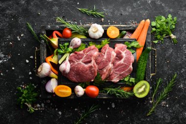 Protein menüsü: dana eti, sebze ve meyve. Gıda arkaplanı.