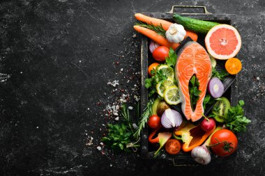 Sağlıklı gıda menüsü: balık eti, sebze ve meyve. Diyet menüsü.