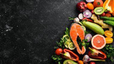 Sağlıklı gıda menüsü: balık eti, sebze ve meyve. Diyet menüsü.