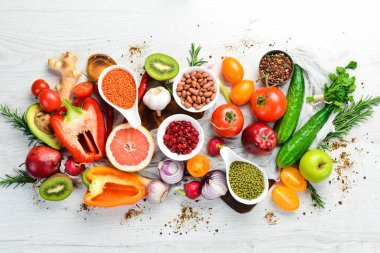 Organik Gıda: Taze sebze, meyve, fasulye ve fındık. Vejetaryen menüsü. Metnin için boş yer.