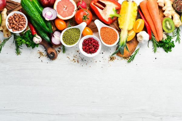 Ekologisk Mat Färska Grönsaker Frukt Bönor Och Nötter Vegetarisk Meny — Stockfoto