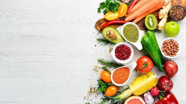 Organik Gıda: Taze sebze, meyve, fasulye ve fındık. Vejetaryen menüsü. Metnin için boş yer.