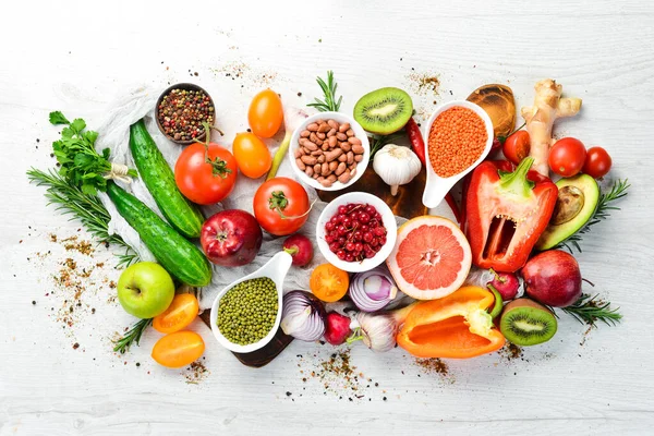 Organik Gıda: Taze sebze, meyve, fasulye ve fındık. Vejetaryen menüsü. Metnin için boş yer.