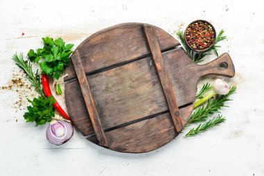 Mutfak arka planı: Baharatlı ve sebzeli mutfak tahtası. Metnin için boş yer. Kırsal biçim.