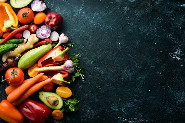 有機食品の背景 暗い背景に新鮮な野菜 テキストの空き容量 素朴な様式 — ストック写真