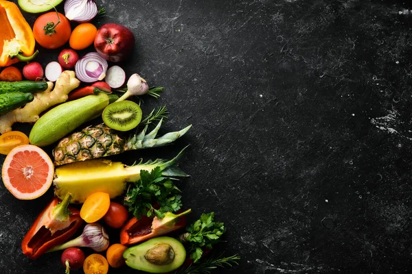 Biolebensmittel Frisches Gemüse Und Obst Vor Dunklem Hintergrund — Stockfoto