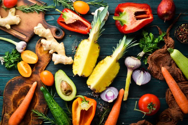 Alimento Ecológico Verduras Frutas Frescas Sobre Fondo Oscuro — Foto de Stock
