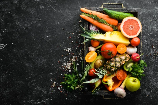 Friss Zöldségek Gyümölcsök Fadobozban Bioélelmiszerek — Stock Fotó