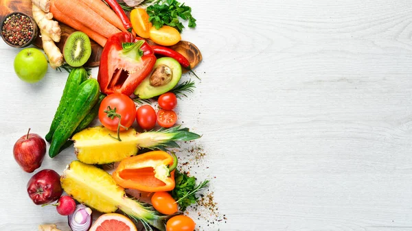 Čerstvá Zelenina Ovoce Bílém Dřevěném Pozadí Organické Jídlo Volné Místo — Stock fotografie