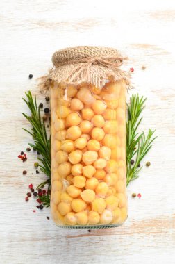 Cam kavanozda nohut turşusu. Bezelye. Yiyecek stokları. Üst görünüm.