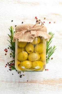 Cam kavanozda zeytin turşusu. Yiyecek stokları. Üst görünüm.