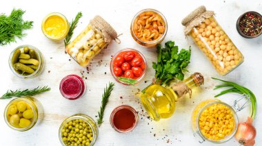 Cam kavanozlardaki yiyecek stoklarının arka planı. Sebze ve mantar turşusu. Üst görünüm.