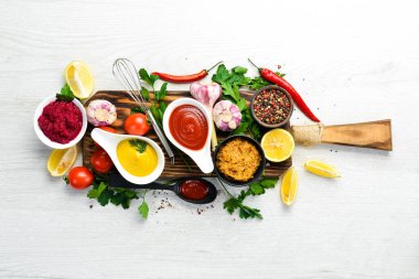 Beyaz arka planda renkli soslar var. Üst görünüm.