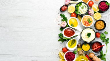 Beyaz arka planda renkli soslar var. Üst görünüm.