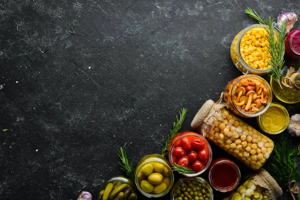 Existencias Alimentos Frascos Vidrio Verduras Vinagre Sobre Fondo Negro Vista —  Fotos de Stock