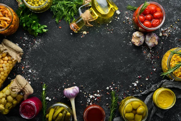 Estoque Alimentos Frascos Vidro Legumes Conserva Num Fundo Preto Vista — Fotografia de Stock