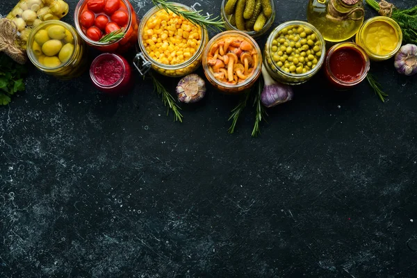 Scorte Alimentari Barattoli Vetro Verdure Sottaceto Uno Sfondo Nero Vista — Foto Stock