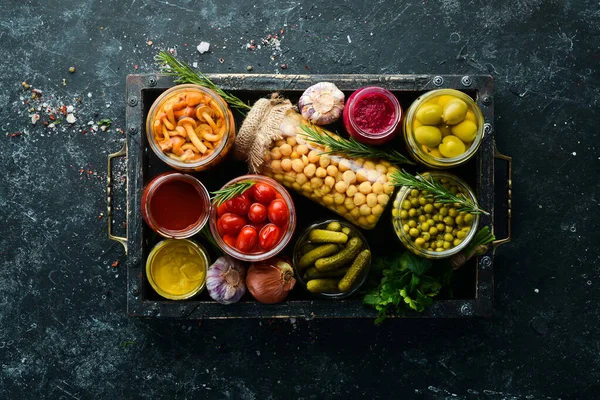 Verduras Champiñones Frascos Vidrio Reservas Alimentos Sobre Fondo Negro Vista —  Fotos de Stock