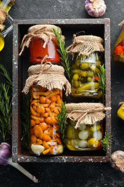 Verduras Vinagre Champiñones Frascos Vidrio Caja Madera Sobre Fondo Piedra —  Fotos de Stock