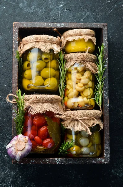 Verduras Vinagre Champiñones Frascos Vidrio Caja Madera Sobre Fondo Piedra —  Fotos de Stock