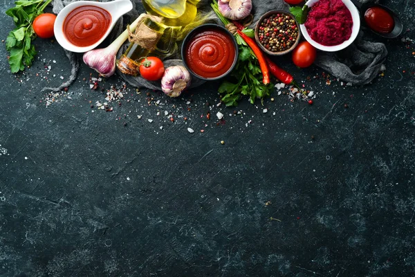 Salsa Peperoncino Ketchup Con Pomodori Salsa Rossa Piccante Uno Sfondo — Foto Stock