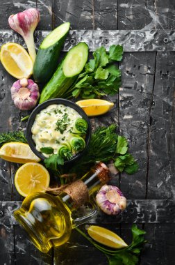 Geleneksel Yunan Sosu. Salatalık, limon, tereyağı ve sarımsak. Üst Manzara. Metnin için boş yer.